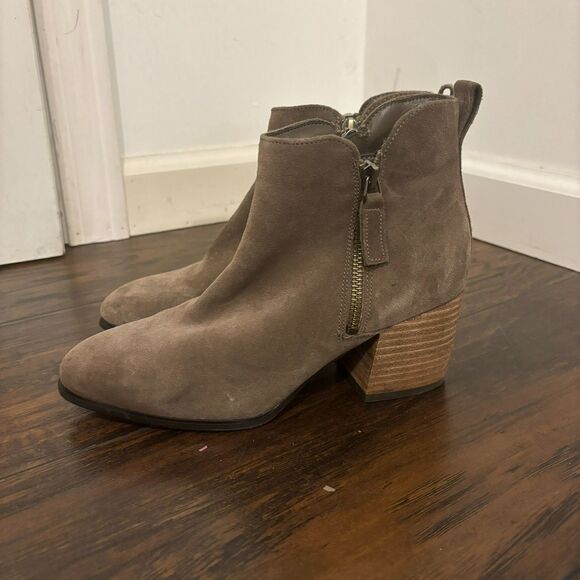 Blondo Waterproof size 7M Taupe Beige Fall Time Neutral Stacked Heeled Booties - Picture 2 of 10